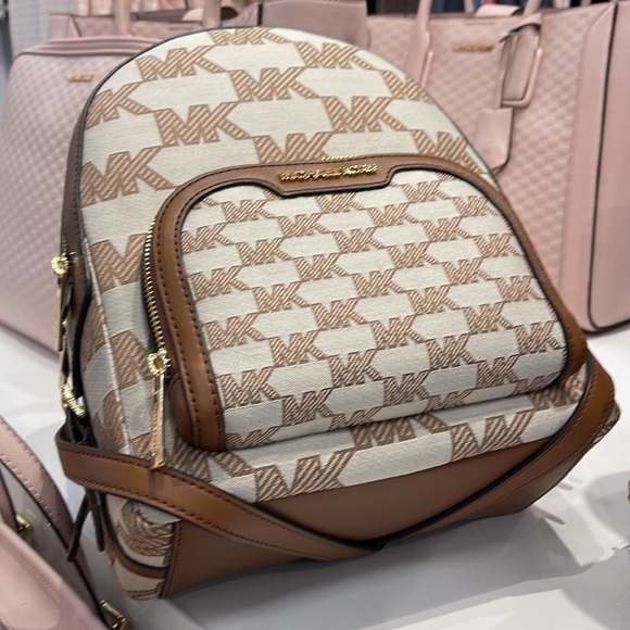 Michael Kors Jaycee Medium Logo Zip Pocket Backpack
35S3G8TB2J
LUGGAGE - Picture 5 of 16